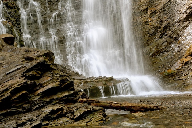 Impresionante cascada en las montañas de los Cárpatos