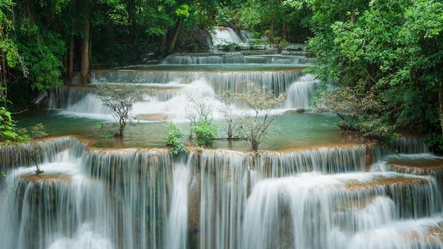 Impresionante cascada verde