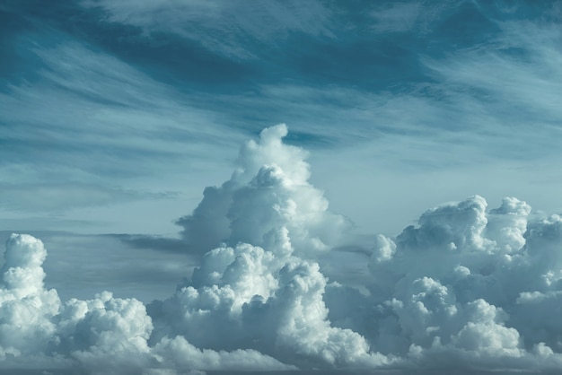 Impresionante cielo y grandes nubes oscuras de fondo.