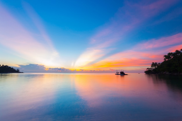 Impresionante colorido atardecer en el mar tropical