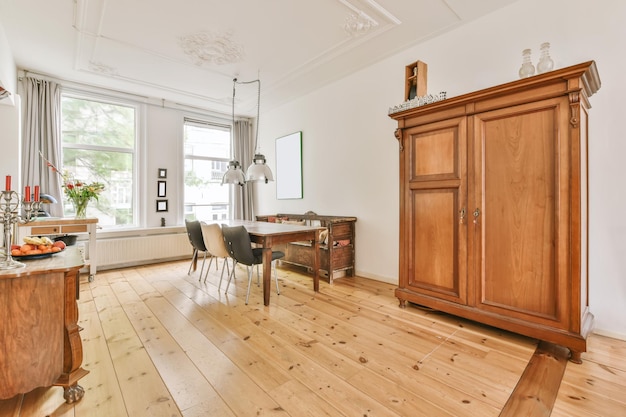 Impresionante comedor con una mesa de madera y un candelabro inusual