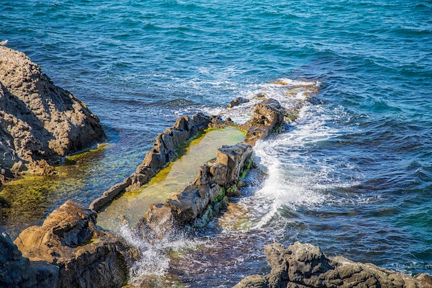 Impresionante costa de rocas en el Mar Negro