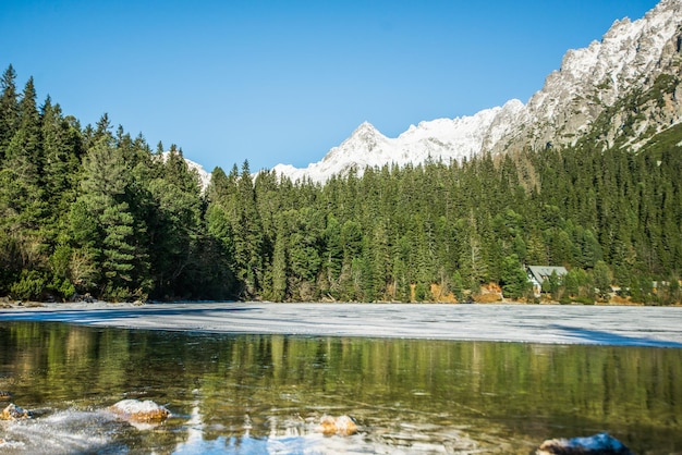 Impresionante día soleado. Ruta de senderismo cerca del famoso lago Popradske Pleso. Increíbles paisajes de montañas,