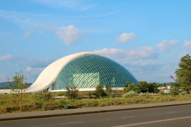 Impresionante edificio del parlamento georgiano en la ciudad de Kutaisi, Georgia