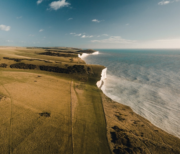 Foto impresionante foto de una costa tropical en un tranquilo día soleado