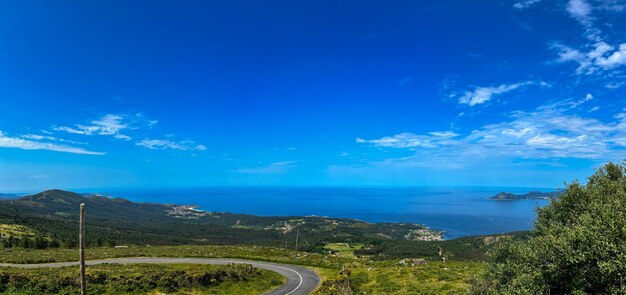 Foto una impresionante foto de rias baixas galicia con vastas aguas relucientes y una costa escarpada