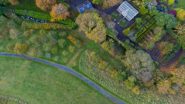 Impresionante fotografía aérea de los exuberantes campos y prados verdes de las tierras medias de Irlanda