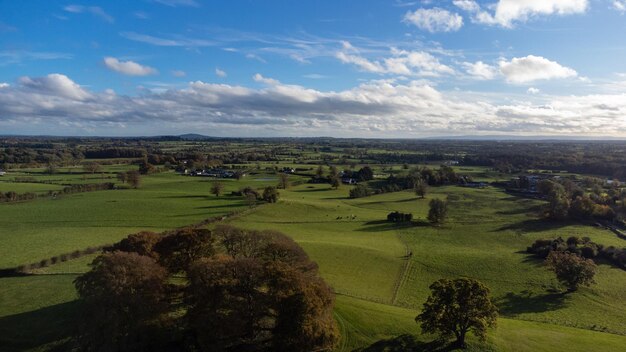 Impresionante fotografía aérea de los exuberantes campos y prados verdes de las tierras medias de Irlanda