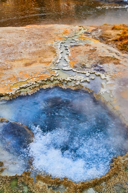 Impresionante géiser burbujeante de Yellowstone que se desborda en el río