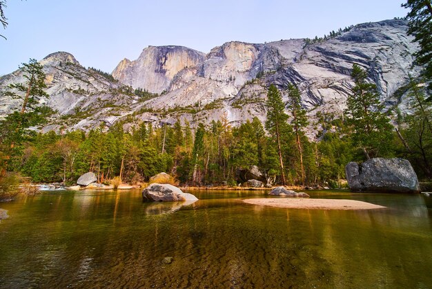 Impresionante Half Dome de Yosemite desde el frente en Mirror Lake