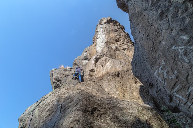 Impresionante imagen de un hombre escalando una roca