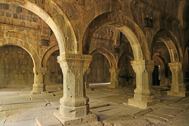 Impresionante interior del pasillo de la iglesia en el monasterio medieval de Sanahin de Armenia