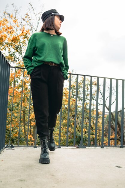 Impresionante joven en traje de otoño espacio de copia