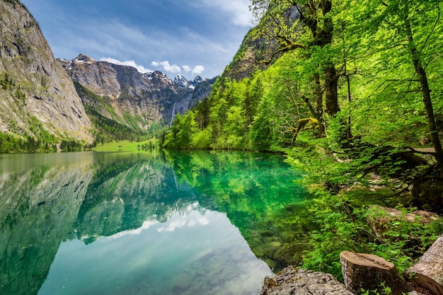 Impresionante lago Obersee en los Alpes en primavera Alemania Europa