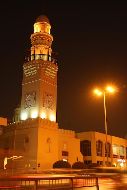 Impresionante minarete de la mezquita de Yateem en la noche en el centro de Manama Bahrein