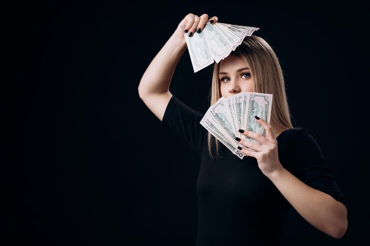Impresionante mujer sosteniendo un dinero en efectivo