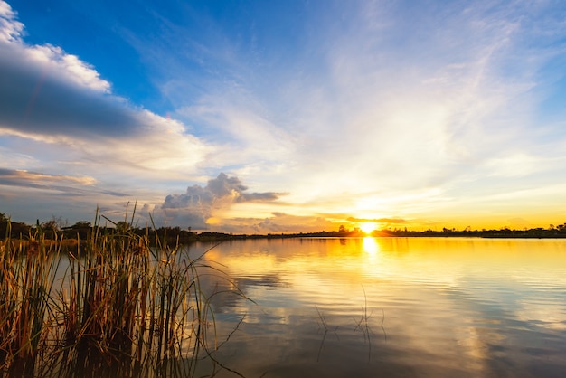 Impresionante paisaje al atardecer con cielo azul sobre el lago