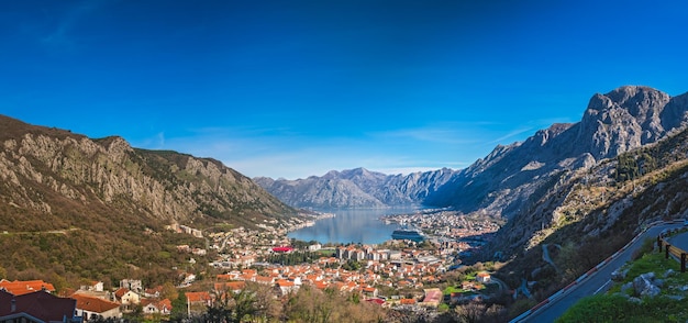 Impresionante paisaje de la bahía de Kotor