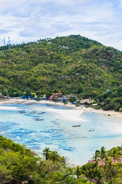 Foto impresionante paisaje - isla tropical con centros turísticos - isla phi-phi, provincia de krabi, tailandia