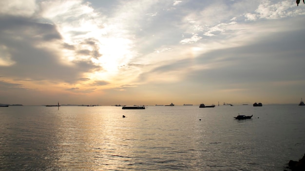 Impresionante paisaje marino al atardecer en el horizonte en la vista de la tarde desde el puerto o el puerto