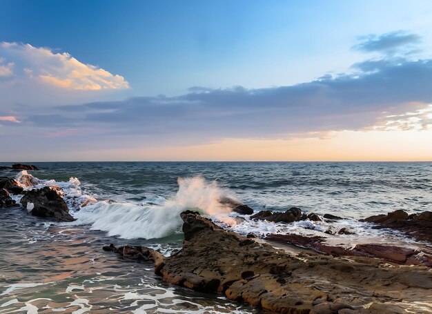 El impresionante paisaje marino con el cielo colorido y los últimos rayos en la costa rocosa del Mar Negro