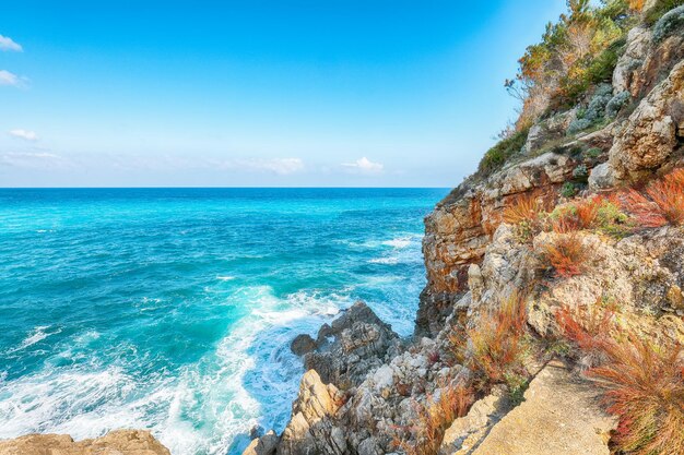 Foto impresionante paisaje marino de la playa de guidaloca cerca de castellammare del golfo