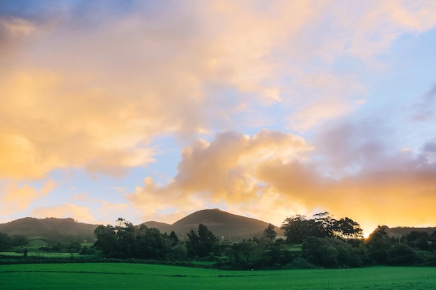 Impresionante paisaje de montaña con colorida puesta de sol vívida en el cielo nublado fondo natural de viajes al aire libre Mundo de belleza