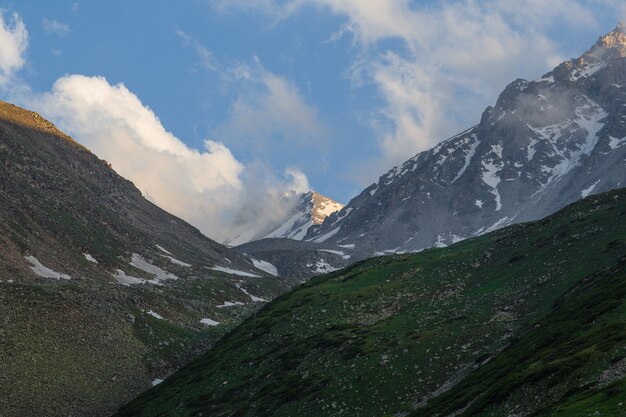 impresionante paisaje de montaña con picos nevados