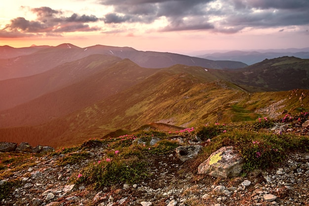 Impresionante paisaje de montaña con una puesta de sol vívida y colorida en el cielo nublado fondo natural de viajes al aire libre Mundo de belleza