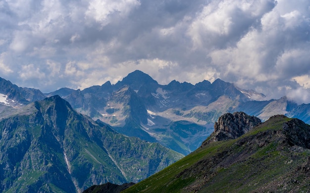 Impresionante paisaje de montaña en verano Montañas poderosas en tiempo nublado