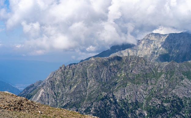 Impresionante paisaje de montaña en verano Montañas poderosas en tiempo nublado