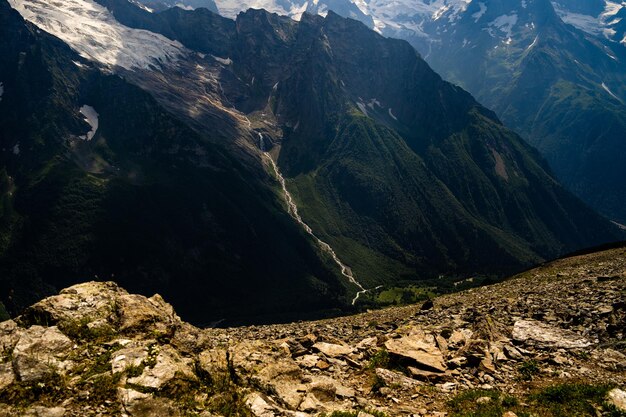 Impresionante paisaje de montaña en verano Montañas poderosas en tiempo nublado