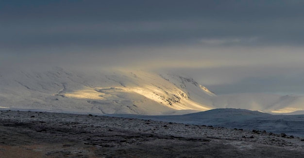 Impresionante paisaje de montañas nevadas en invierno