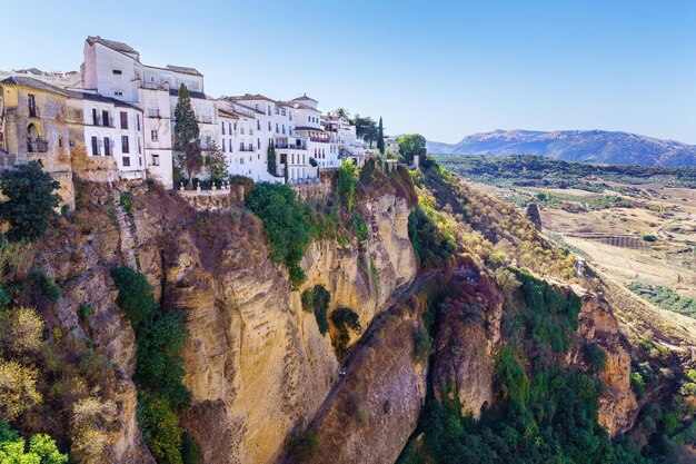 Impresionante paisaje montañoso con casas colgadas en el precipicio en Ronda Málaga España