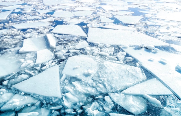 Impresionante paisaje con témpanos de hielo a la deriva en la superficie del agua