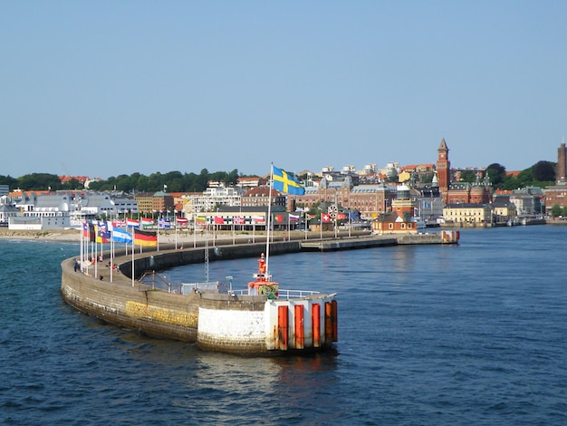 Impresionante paisaje urbano de Helsingborg, Suecia, visto desde el ferry en el estrecho de The Sound o Oresund