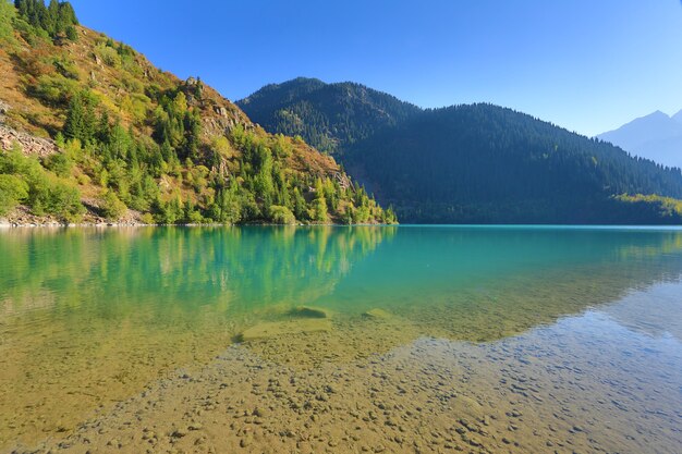 impresionante paisaje de verano con lago de montaña