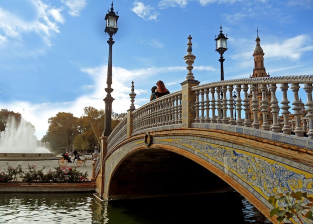 Impresionante puente y balaustrada decorados con azulejos de cerámica, Plaza de España en Sevilla, España