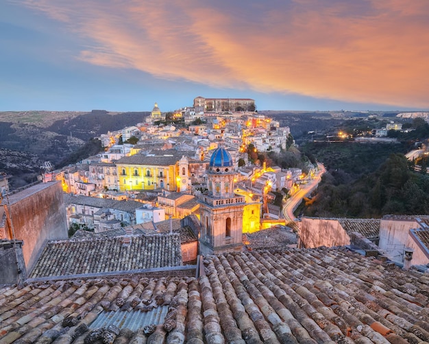 Foto impresionante puesta de sol en la antigua ciudad barroca de ragusa ibla en sicilia centro histórico llamado ibla construido en estilo barroco tardío ragusa sicilia italia europa