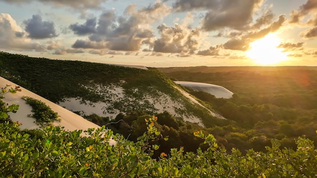 Impresionante puesta de sol en un área de protección ambiental con dunas y bosques