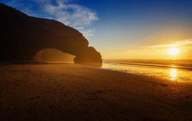 Una impresionante puesta de sol en la famosa playa de Legzira. Marruecos. África del norte