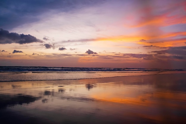 Impresionante puesta de sol naranja brillante sobre el horizonte del océano en bali, indonesia, papel tapiz de escritorio, naturaleza