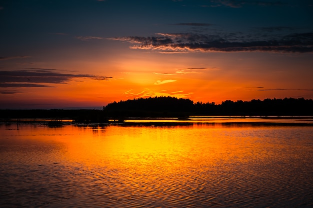 Impresionante puesta de sol sobre el lago