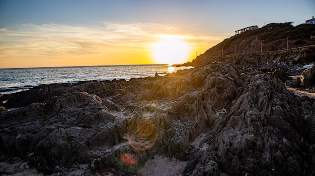 Impresionante puesta de sol sobre el mar en Cerdeña, Italia