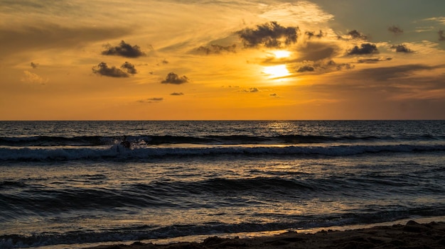 Impresionante puesta de sol sobre el mar en Cerdeña, Italia