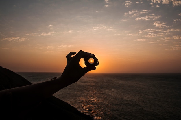 Foto impresionante puesta de sol a través de binoculares