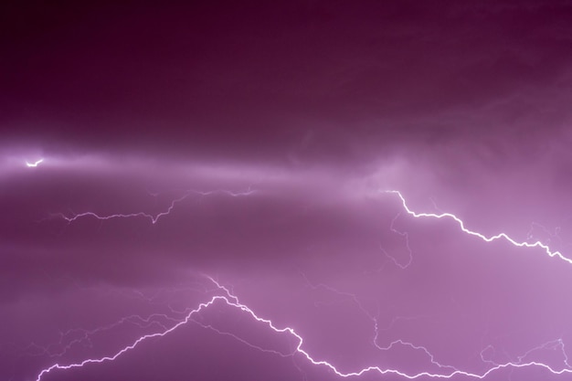 Impresionante relámpago púrpura durante una fuerte tormenta