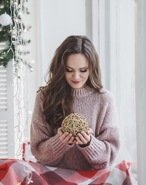 Impresionante retrato de una mujer con adornos navideños