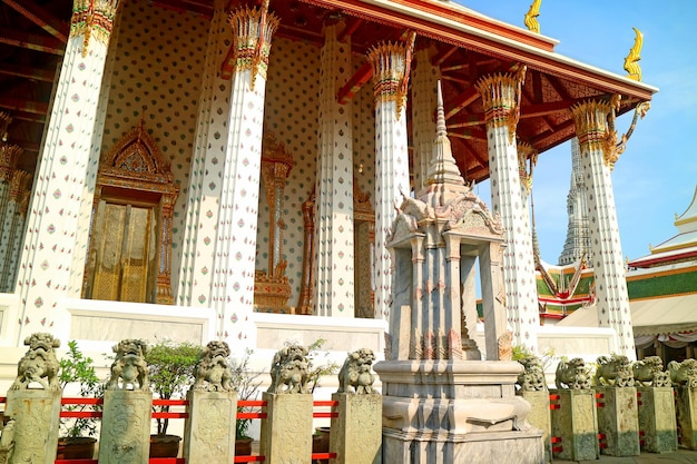 Impresionante sala de ordenación del templo de Wat Arun en Bangkok, Tailandia