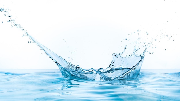 Una impresionante toma de salpicaduras de agua azul clara que muestra la belleza y la vitalidad del agua en movimiento